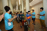 国立オリンピック記念青少年総合センターに到着した子供たち。